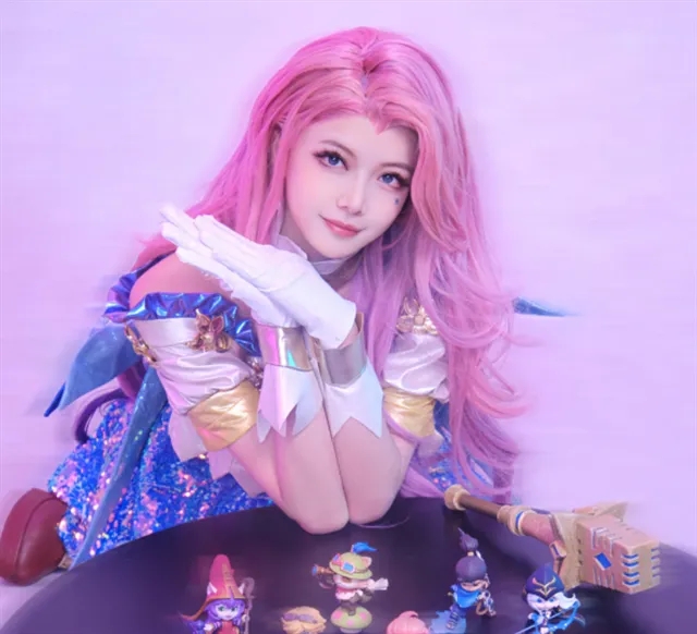4月28日,经过一年多的筹备和40多天的紧张拍摄,李玉刚的电影导演处女作《云上的云》